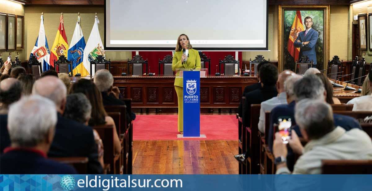 Autoridades locales, representantes de colegios profesionales y público asistente durante el acto institucional en el Salón de Plenos de la Casa Consistorial de Puerto de la Cruz