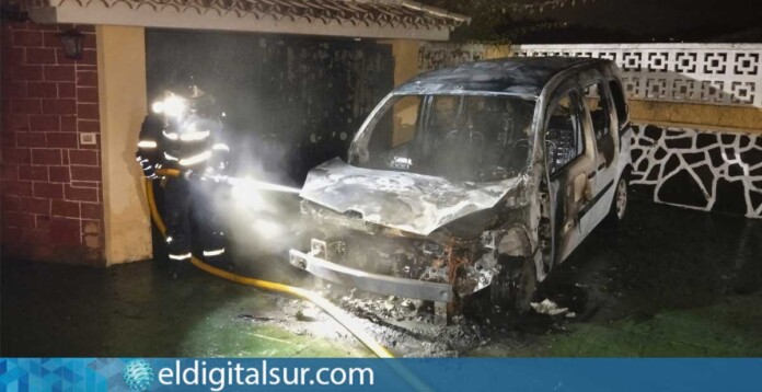 incendio-vehiculo-bomberos-090925