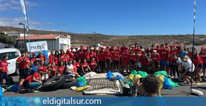 Voluntarios durante la limpieza en la playa de Abades, organizada por Terramare Medioambiente y Coca-Cola dentro del programa Mares Circulares