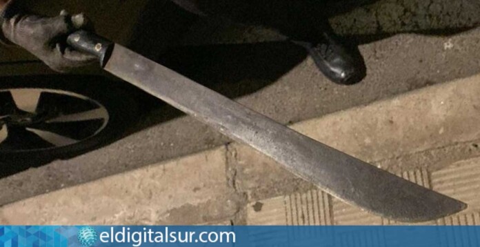 Machete incautado por los agentes tras la detención