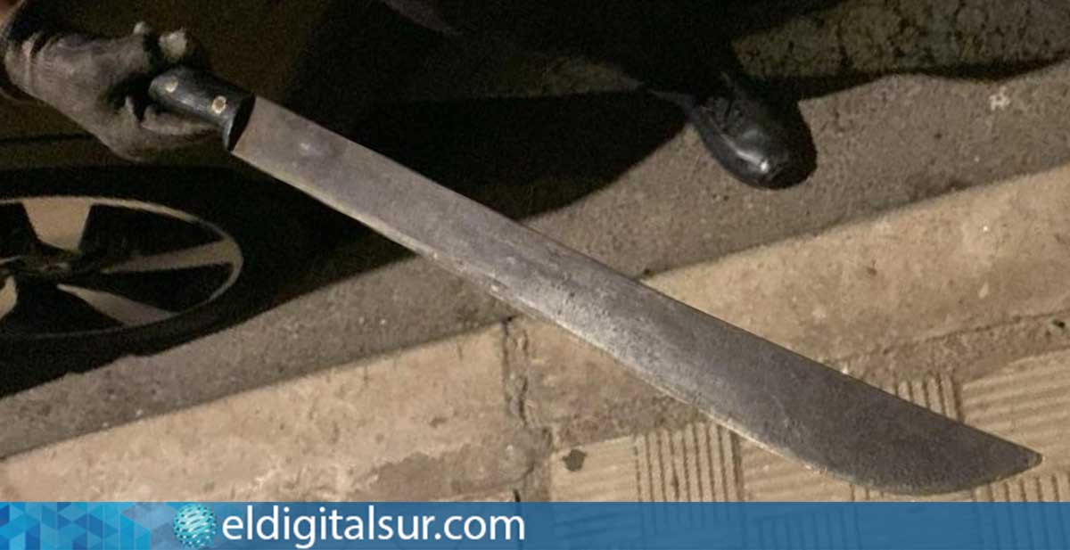 Machete incautado por los agentes tras la detención