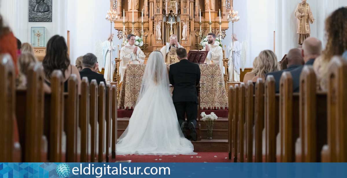 Una pareja durante su boda en la iglesia, modalidad que ha perdido terreno frente a las ceremonias civiles
