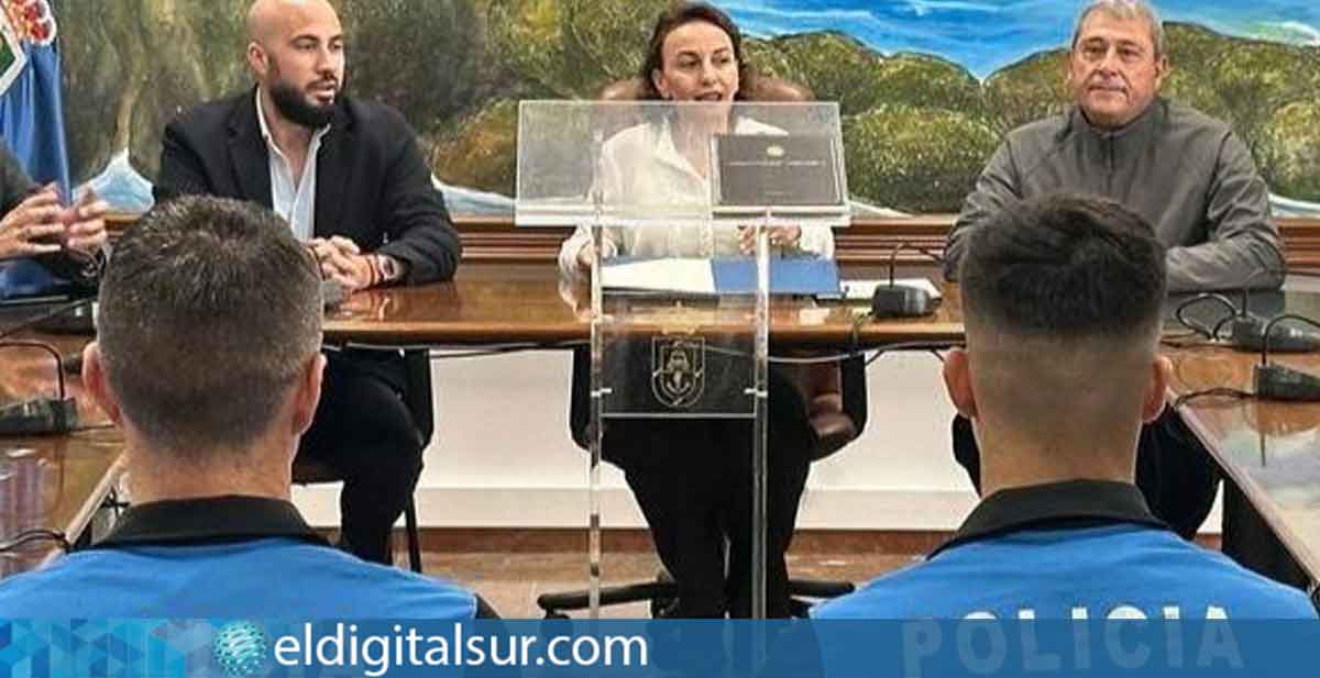 Miembros de la Policía Local de Arico junto a la Junta de Gobierno