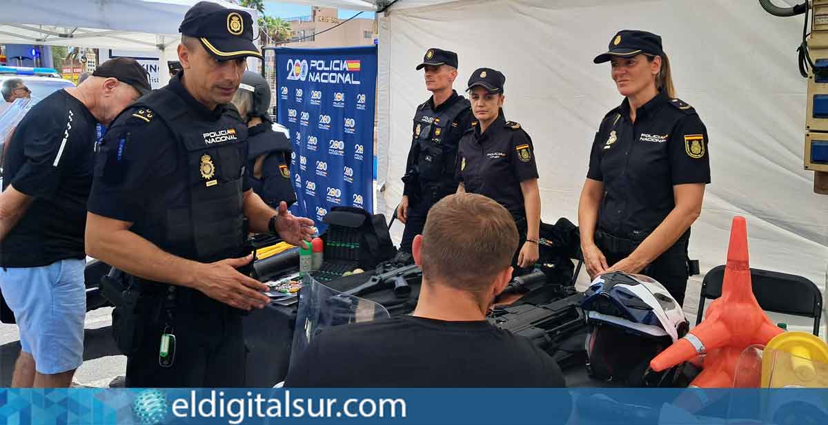 Agentes de la Policía Nacional durante la I Semana Internacional de Seguridad y Emergencias celebrada en Arona
