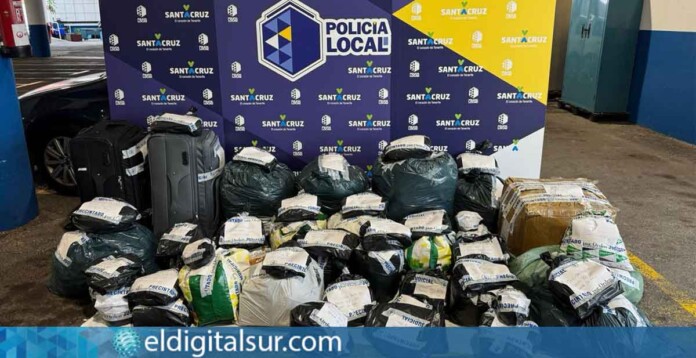 prendas-ropa-incanutada-policia-local-010925 Parte de la mercancía falsificada incautada por la Policía Local de Santa Cruz en el rastro dominical