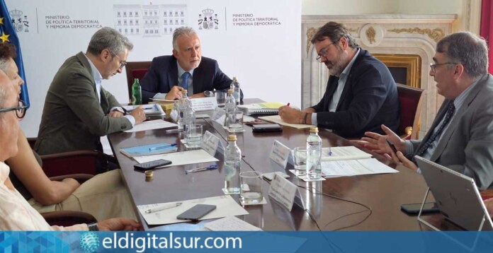 Reunión de coordinación presidida por el ministro Ángel Víctor Torres junto a representantes del Gobierno en Ceuta, Melilla y Canarias para concretar el traslado de menores migrantes no acompañados