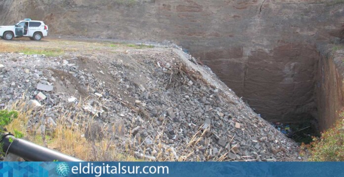 Vista del vertedero ilegal en la cantera de Buenavista del Norte, donde se arrojaron escombros, plásticos y metales en suelo agrícola protegido