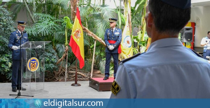 De izquierda a derecha: Comandante Velázquez y General Ballesta