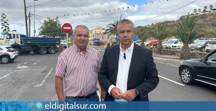 Arturo-González,-y-Dámaso-Arteaga-071025 El alcalde de San Miguel de Abona, Arturo González, y el consejero de Carreteras, Dámaso Arteaga, durante la visita a las obras ejecutadas en la TF-28