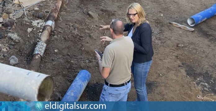 Clari Pérez, primera teniente de alcalde de Arona, durante el seguimiento de las obras de sustitución de la tubería en El Fraile