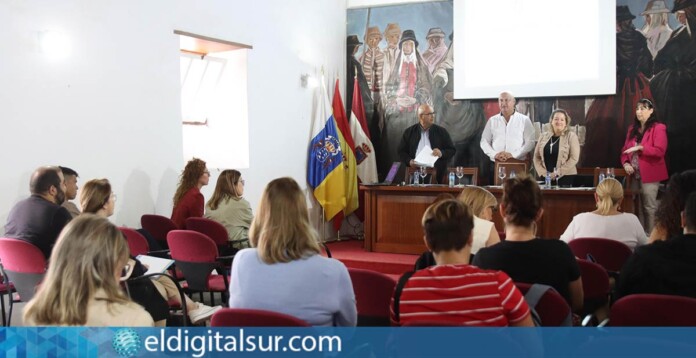 Consejo Escolar Municipal en el Convento Franciscano, con el alcalde José Domingo Regalado González y la concejala Raquel Morales Izquierdo