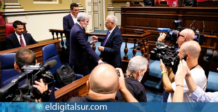 Casimiro Curbelo y Fernando Clavijo durante el pleno celebrado en el Parlamento de Canarias
