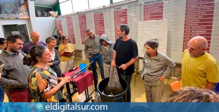 Agricultores durante la formación del método JADAM en Granadilla de Abona