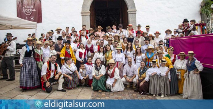 La romería de Adeje reunió a cientos de personas que acompañaron las imágenes de la Virgen de la Encarnación, Santa Úrsula y San Sebastián entre música y ofrendas