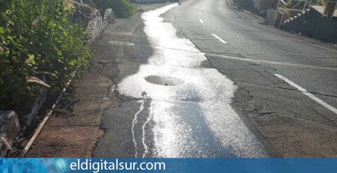 Fuga de agua en una vía de Las Cuevecitas