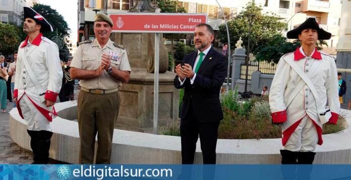 Inauguración-Plaza-de-las-Milicias-Santa-Cruz-081025 El alcalde José Manuel Bermúdez y el teniente general Julio Salom en la inauguración de la plaza de Las Milicias Canarias