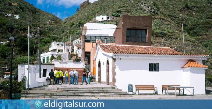 La Gerencia de Urbanismo acompaña el inicio de la demolición de la antigua casa en El Batán, asegurando la mejora del entorno