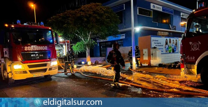 Efectivos del Consorcio de Bomberos de Tenerife durante el operativo del incendio con sustancias peligrosas en Adeje