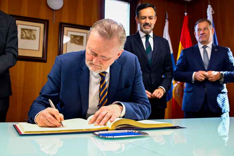 El embajador de Noruega en España, Lars Andersen, junto al vicepresidente del Cabildo de Tenerife, Lope Afonso, durante su encuentro en el Palacio Insular / EDS