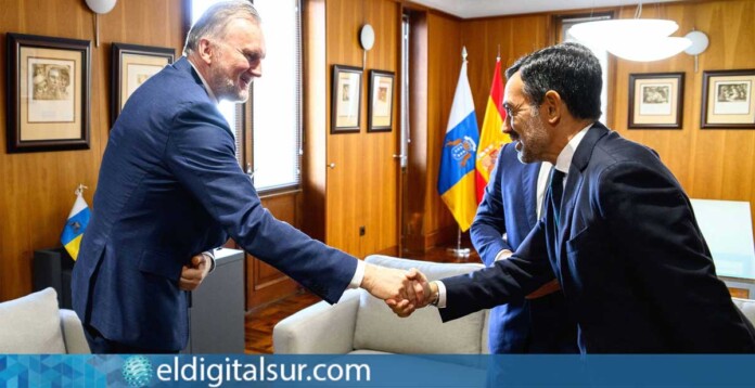 El embajador de Noruega en España, Lars Andersen, junto al vicepresidente del Cabildo de Tenerife, Lope Afonso, durante su encuentro en el Palacio Insular