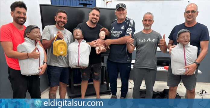 Personal del Patronato de Deportes de Arona durante el curso de formación en primeros auxilios