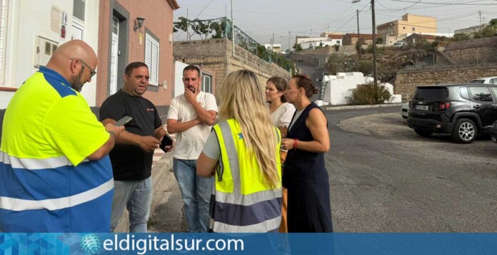 La alcaldesa de Arico, Olivia Delgado, durante la visita a la pista rural de Polegre donde se ejecutarán las obras de asfaltado
