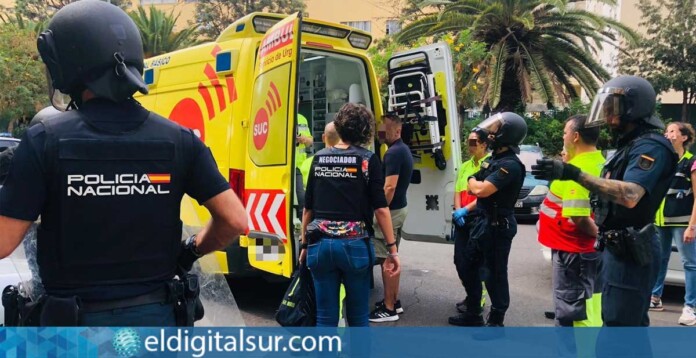 La negociadora de la Policía Nacional logra que el hombre deponga su actitud, momento en que se prepara su traslado a un centro hospitalario