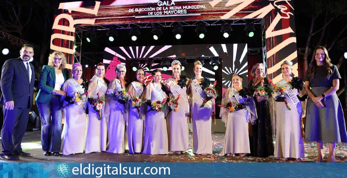 María Isabel García García, coronada Reina Municipal de los Mayores, durante la Gran Gala en la plaza del Cristo de la Salud.