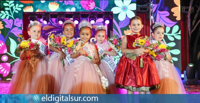 Marta Cabrera Bethencourt coronada Reina por la Infancia 2025 en Arona junto a las princesas