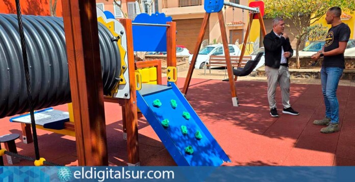 El concejal Fran Hernández supervisa las mejoras en el parque infantil de la plaza del Coromoto