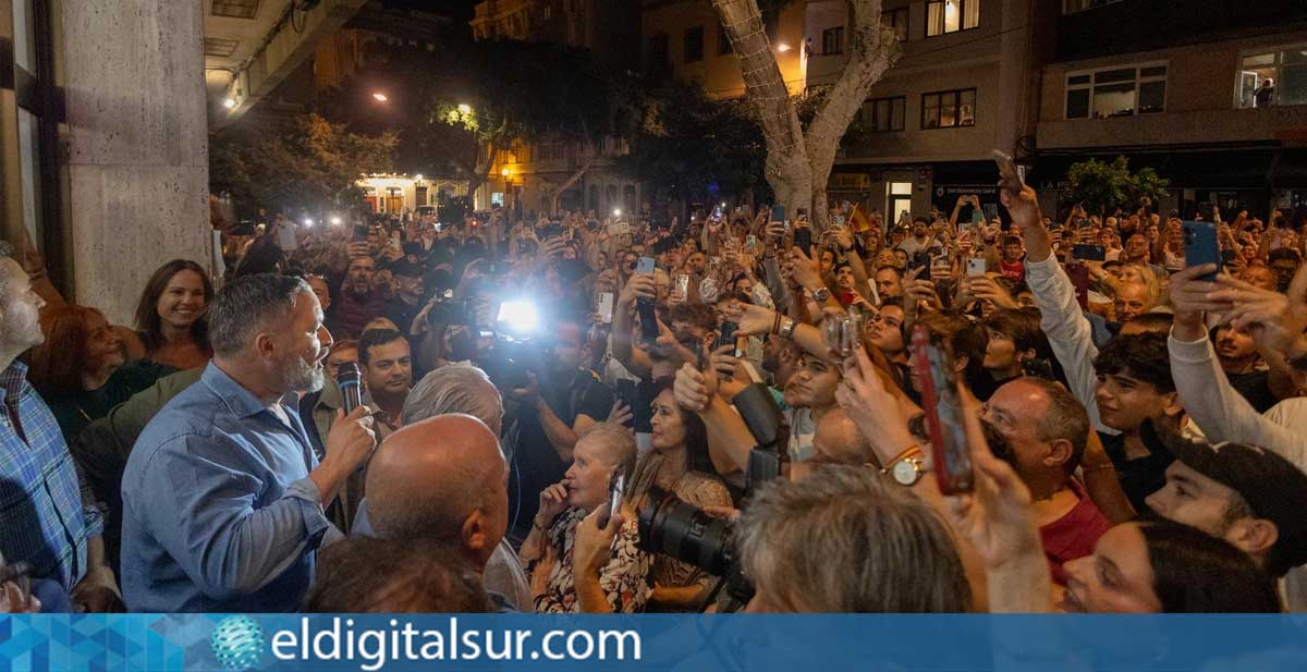 Santiago Abascal se dirigió a los asistentes desde un altavoz tras completarse el aforo en el Círculo Mercantil de Las Palmas de Gran Canaria