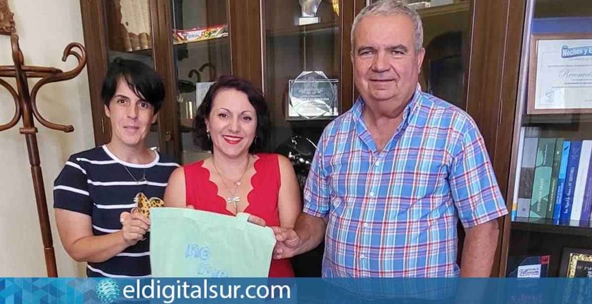 Vanesa Díaz, presidenta de No Somos de Segunda, junto a Nuria Marrero Donate (Servicios Sociales) y Arturo E. González Hernández (Alcalde)