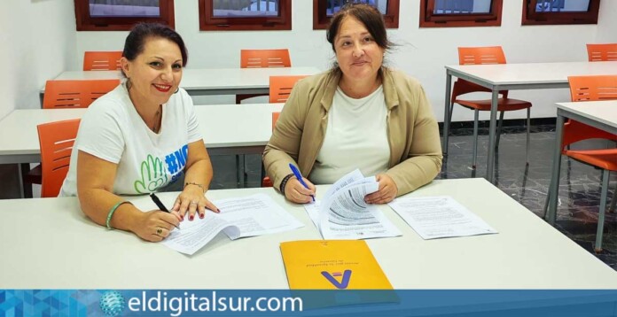 Vanesa Díaz, presidenta de No Somos de Segunda, junto a la concejal del Área de Servicios Sociales, Ruth Guacimara Martín