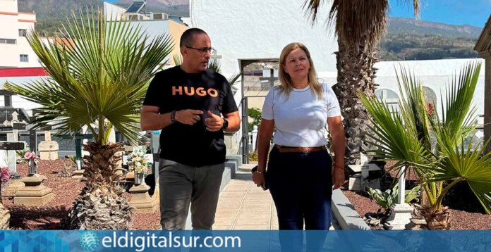Marcos Antonio Rodríguez y María Candelaria Rodríguez visitan el cementerio municipal