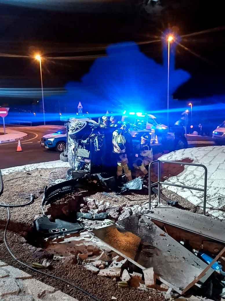 Efectivos del parque de Güímar y medios de emergencia intervienen tras el accidente en la rotonda de salida a la TF-1, en Candelaria / Foto: Bomberos de Tenerife