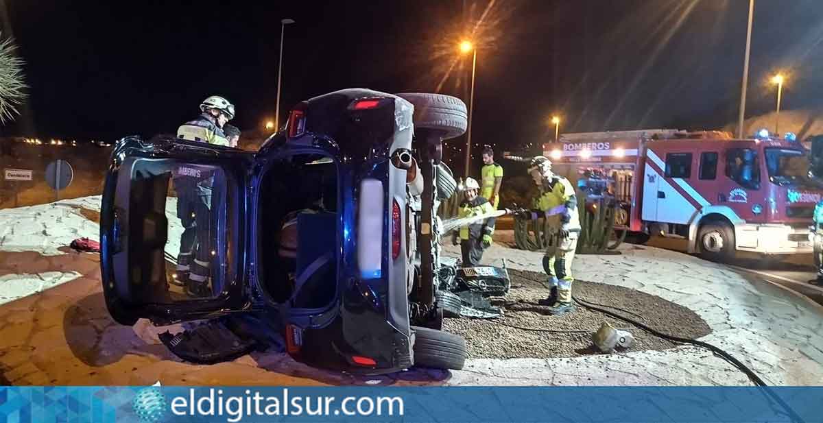 Efectivos del parque de Güímar y medios de emergencia intervienen tras el accidente en la rotonda de salida a la TF-1, en Candelaria / Foto: Bomberos de Tenerife