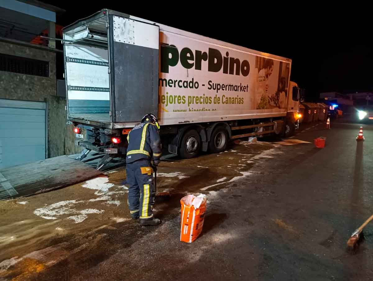 Incidente con un camión de reparto en Tacoronte atendido por Bomberos de La Laguna