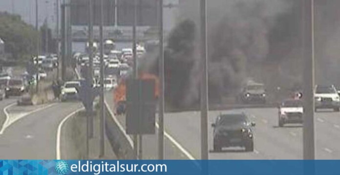 Vehículo ardiendo en el arcén de la TF-5, a la altura del desvío hacia la Vía de Ronda, en La Laguna, alrededor de las 13:55h
