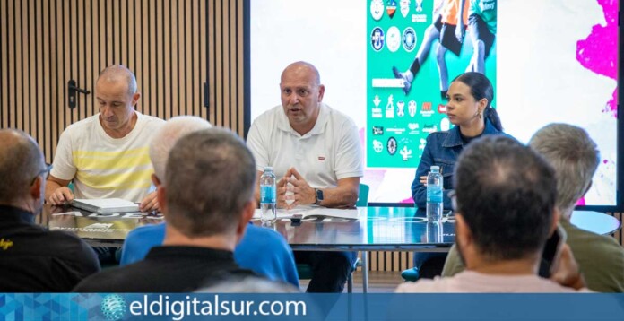 El concejal de Deportes de Adeje, Adolfo Alonso Ferrera, durante la presentación del calendario deportivo 2025 en el Pabellón Las Torres