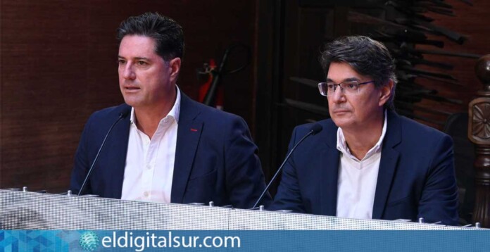 El alcalde de Santiago del Teide, Emilio Navarro, junto al concejal de Sector Primario, Germán Jiménez, durante la presentación de la VIII edición de “Un Mar de Experiencias 2025”