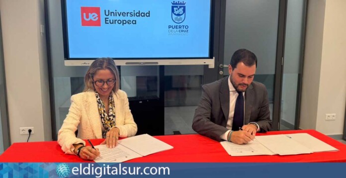Momento de la firma del convenio entre el alcalde Leopoldo Afonso y la rectora Cristiana Oliveira, en presencia de Pedro Antonio Campos García y José Serrano