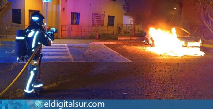 Incendio de un vehículo en Arona asistido por Bomberos de Tenerife