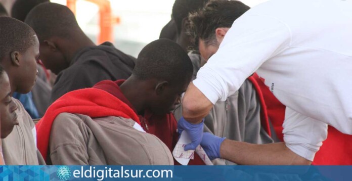 inmigrantes-pateras-211025 Voluntarios de Cruz Roja atienden a inmigrantes llegados en patera a Canarias