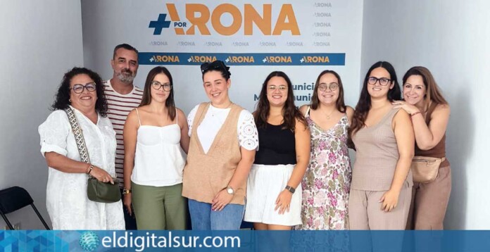 Integrantes del colectivo juvenil de Más por Arona durante su presentación