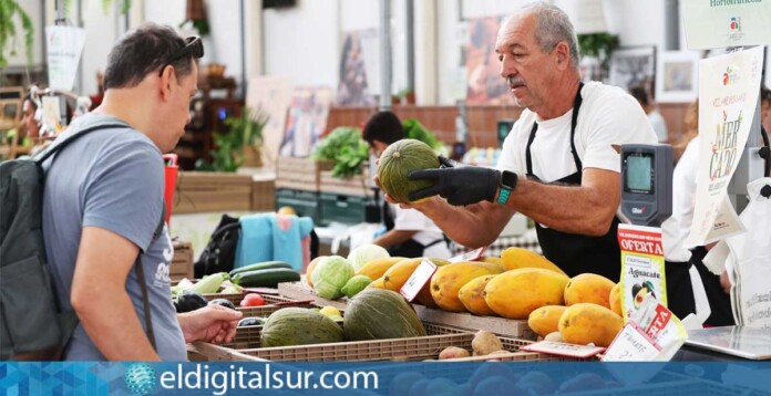 Variedad de productos frescos y artesanales en los puestos del Mercado del Agricultor de Arona