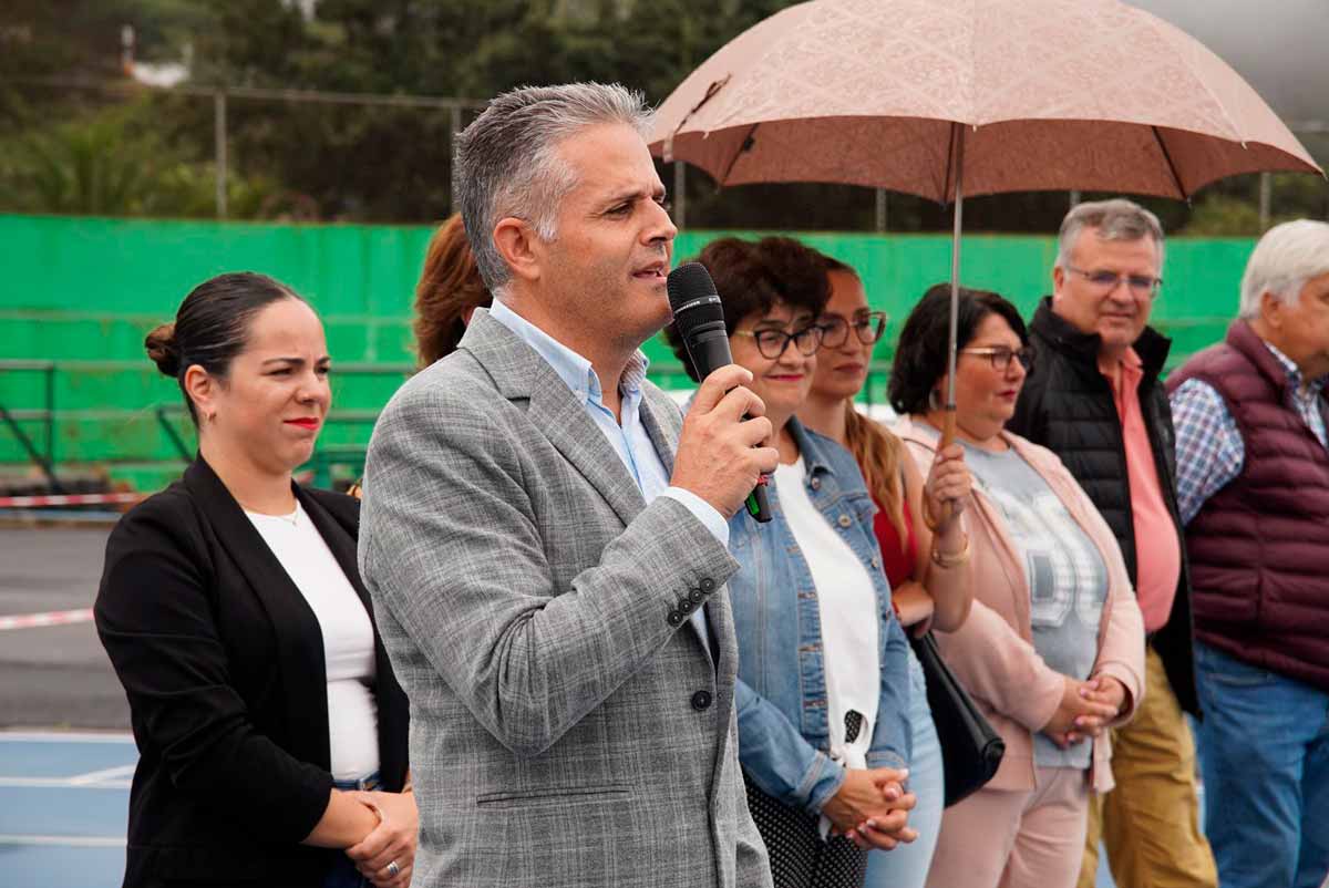 El alcalde de Tegueste, Norberto Padilla, durante la inauguración de la nueva pista de atletismo de la Ciudad Deportiva “Los Laureles”