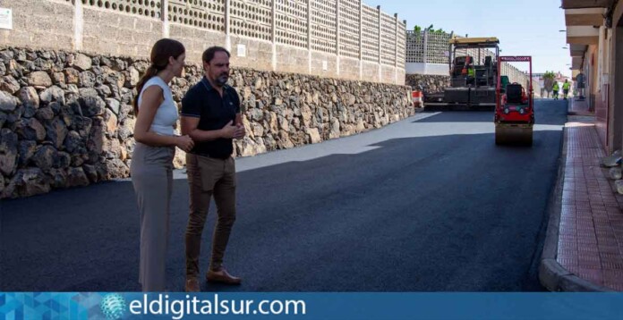 Fátima Lemes Reverón y Héctor Reyes supervisan el progreso de los trabajos del plan de asfaltado en Arona