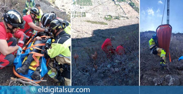 Miembros de los Bomberos de Tenerife durante el momento del rescate