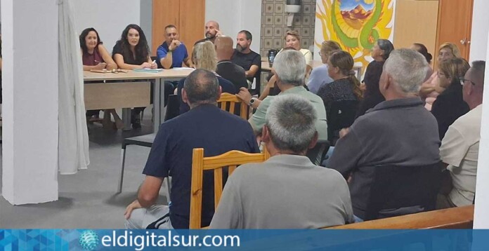 Jennifer Miranda, durante la reunión con los vecinos de Atogo para abordar las carreras ilegales en la zona