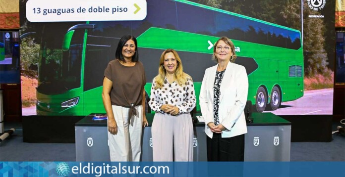 Presentación de la nueva flota de guaguas en el Cabildo de Tenerife, con la presencia de Rosa Dávila, Eulalia García y Victoria Padilla